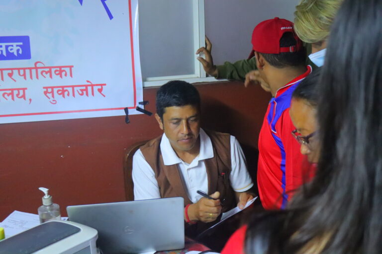 रामेछाप सुकाजोरका १२५ भन्दा बढी लाभग्राहीले पाए सामाजिक सुरक्षा भत्ता नविकरण सुविधा काठमाडौंमै