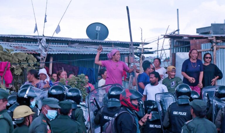 मनोहरा सुकुमबासी बस्तीमा प्रहरी र स्थानीयबीच झडप